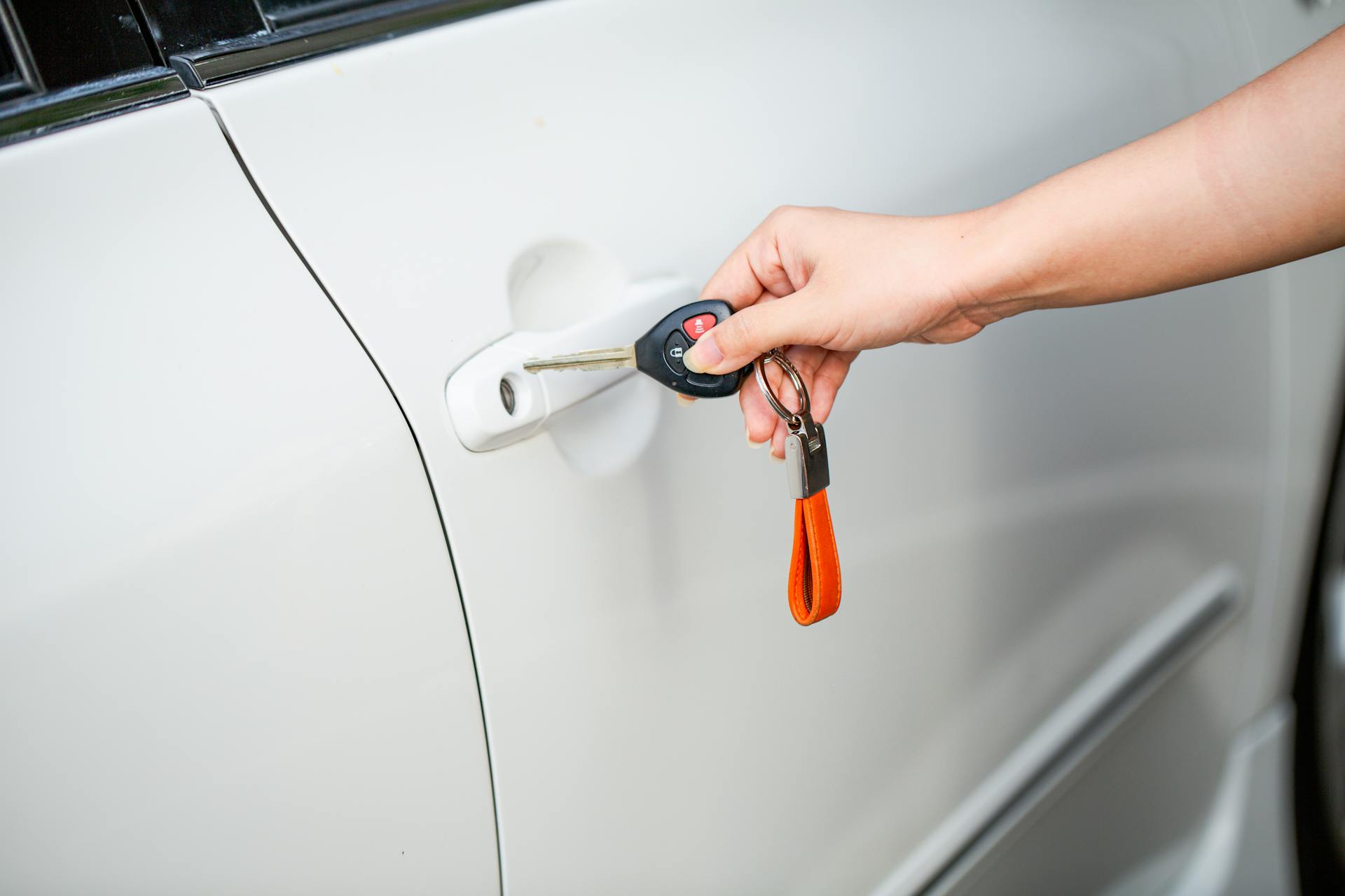 how does an auto locksmith copy a non remote key
