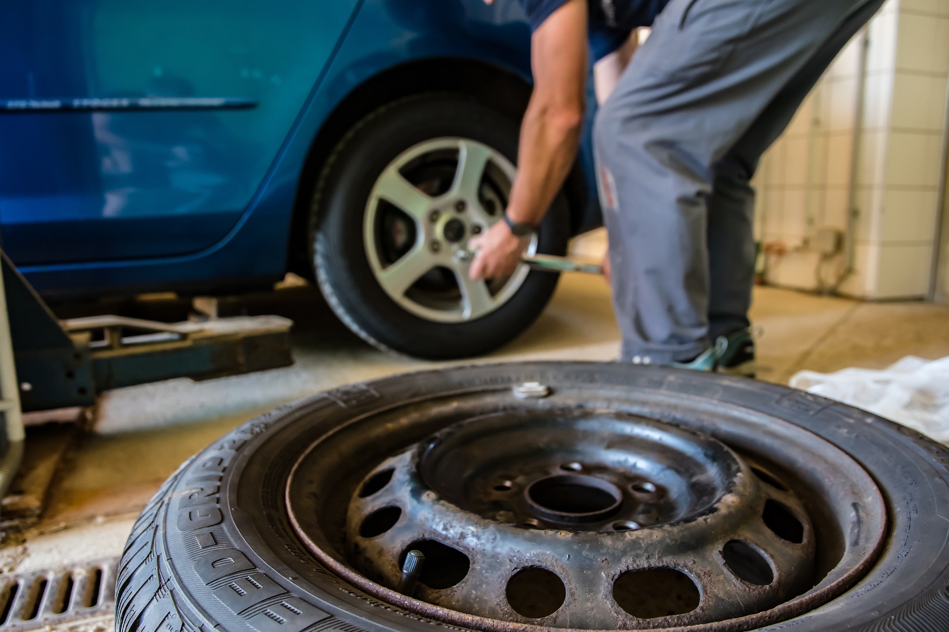 how to change a tire without a jack