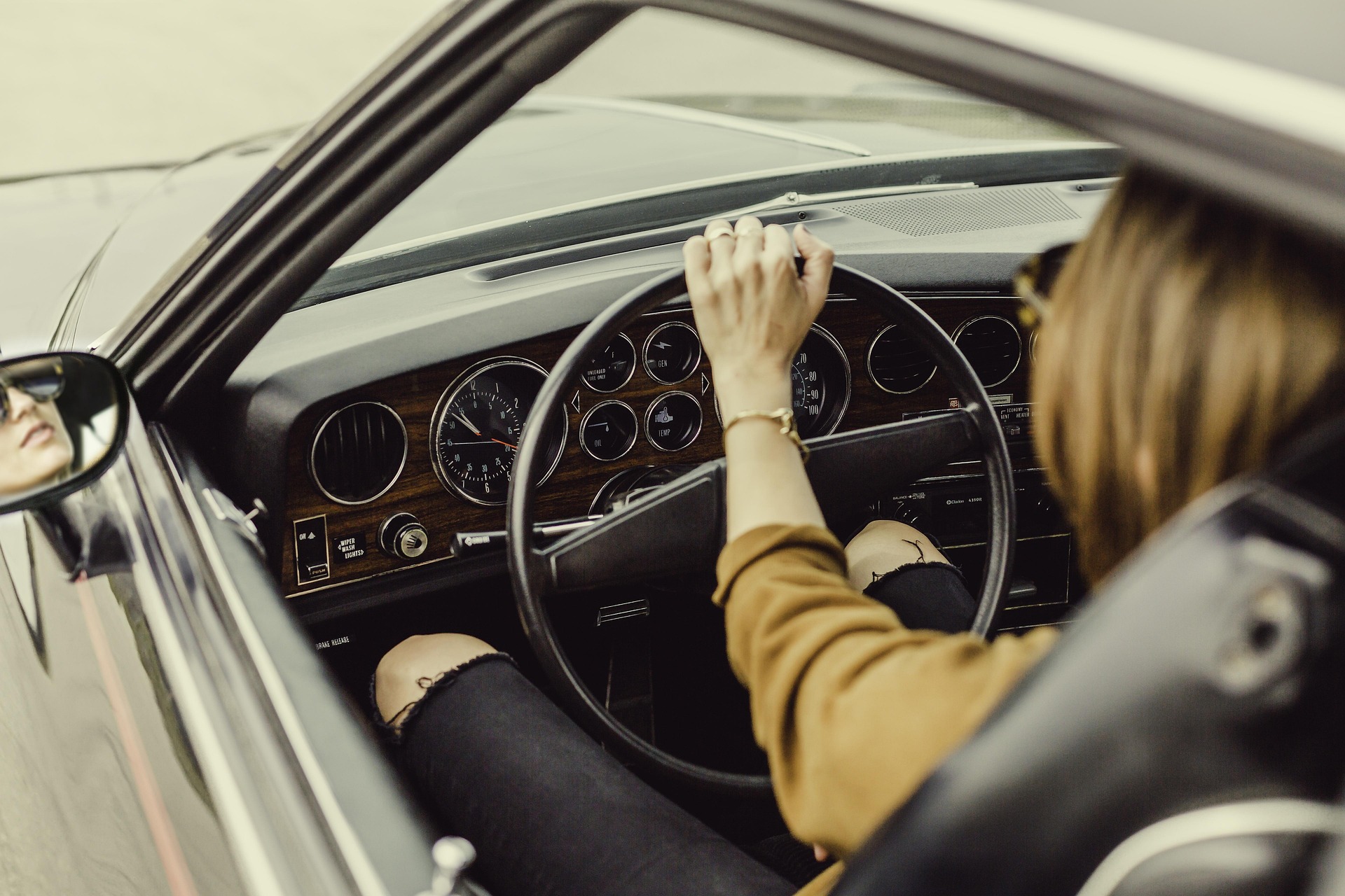 how to read a fuel gauge in car